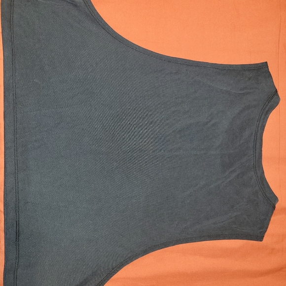 2 crop tanks - Picture 5 of 7